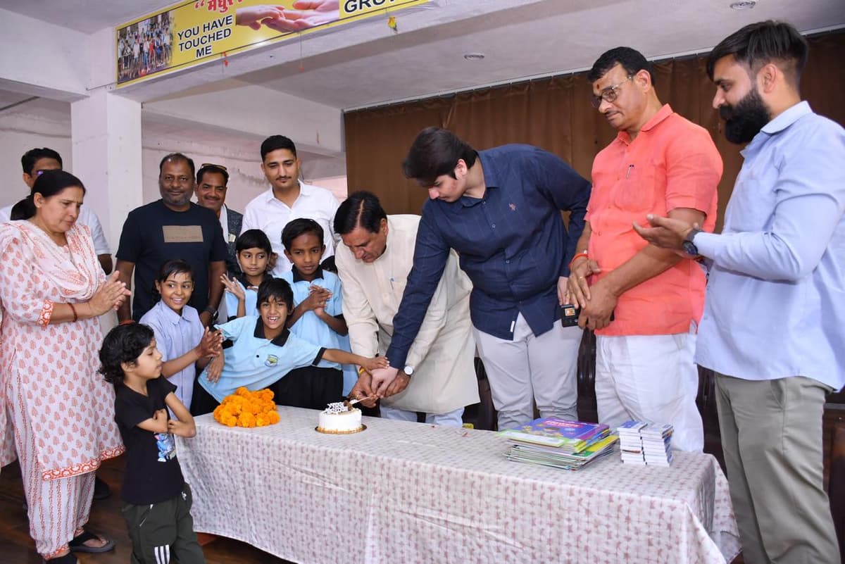 चूरू विधायक हरलाल जी सहारण का जन्मदिन दिव्यांग बच्चों के साथ सेवा भाव से मनाया गया