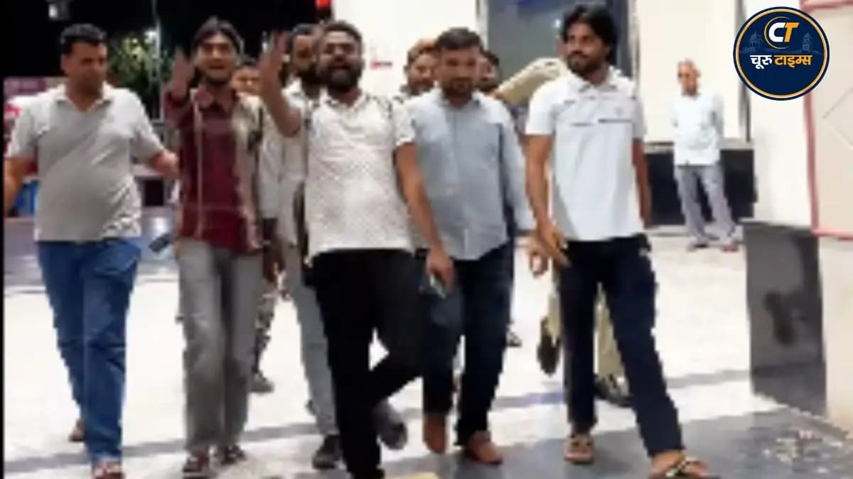 चूरू न्यूज़: दिल्ली जाने से पहले युवा कांग्रेस कार्यकर्ता रेलवे स्टेशन पर हिरासत में